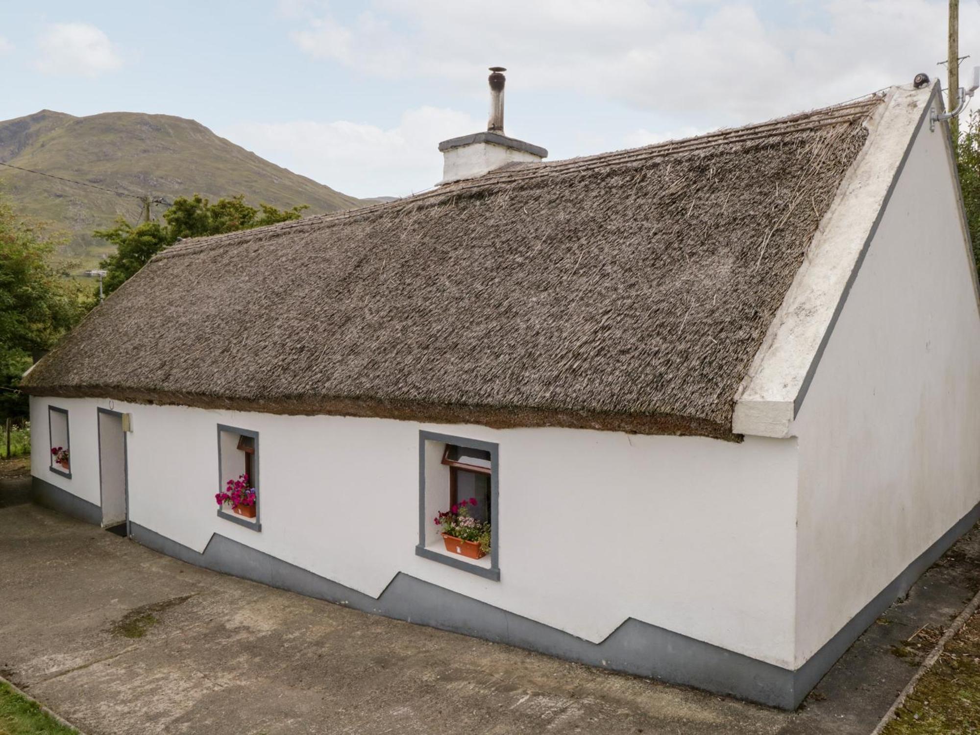 The Thatched Cottage Liscarney Eksteriør bilde